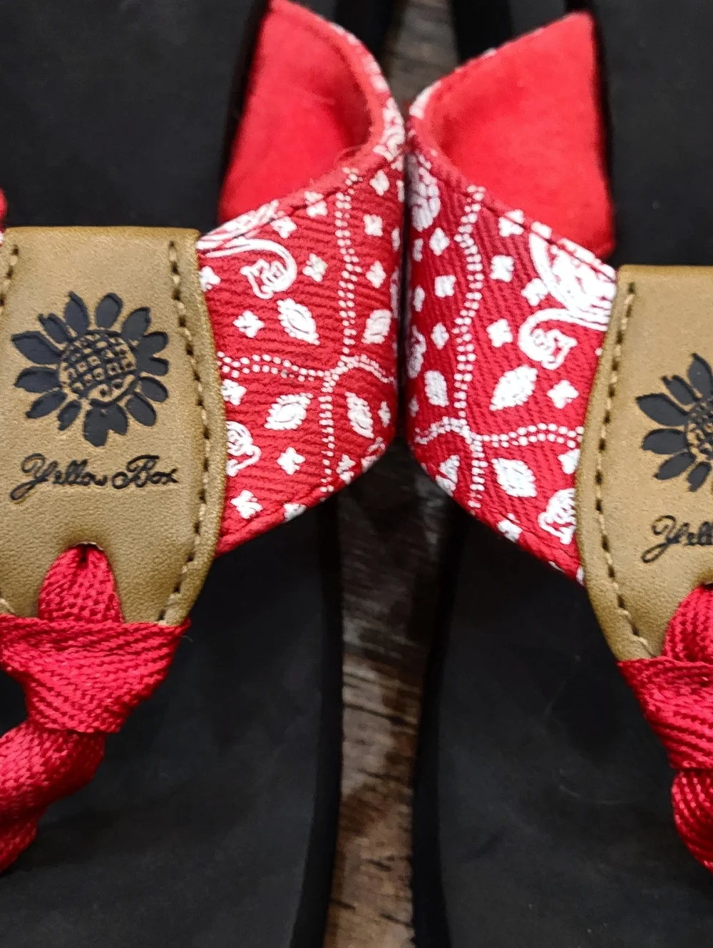 Yellow Box Flander Red Paisley Bandana Print Flip Flops - Women's Size 8.5 - Picture 4 of 8